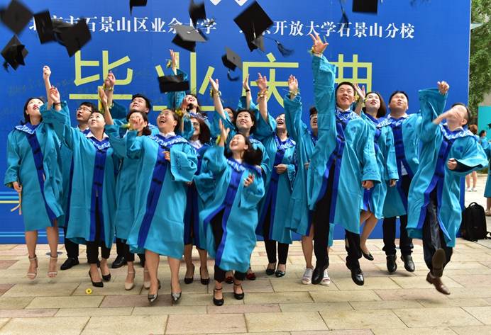 说明: E:\官网新闻\分校新闻\业余大学2018届毕业庆典\抛帽0.jpg