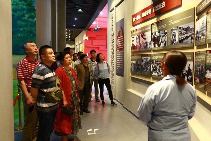 说明: E:\官网新闻\党建专栏\机关四支部参观没有共产党就没有新中国纪念馆\156A7740.JPG